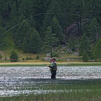 Pêche dans un lac d'altitude © UT - Claude Gouron